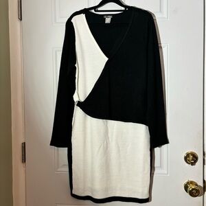 ❤️2/$15 or 3/$21❤️ NWOT Venus Lightweight Black/White Knit Dress, Size Medium